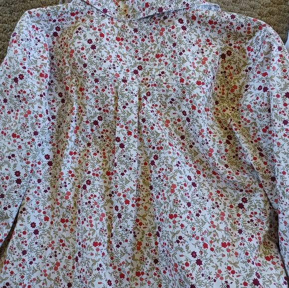 L.L Bean 🌸 wrinkle resistant button down - Picture 9 of 11